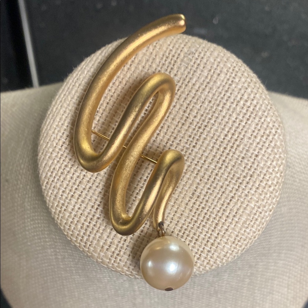 Elegant Gold Brooch with Pearl Accent